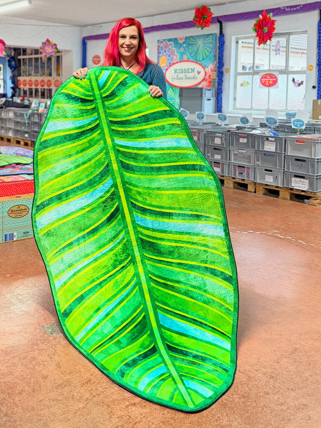 Superweicher Teppich im Design von Bine Brändle in Form eines Bananenblatts mit Motiv in verschiedenen Grüntönen, tropisch und modern gestaltet.