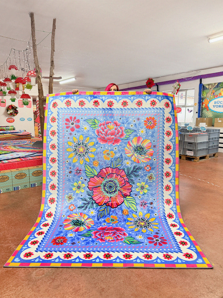 Superweicher Teppich im Design von Bine Brändle mit dem Motiv Blumenmeer Hellblau, lebendig und dekorativ gestaltet.
