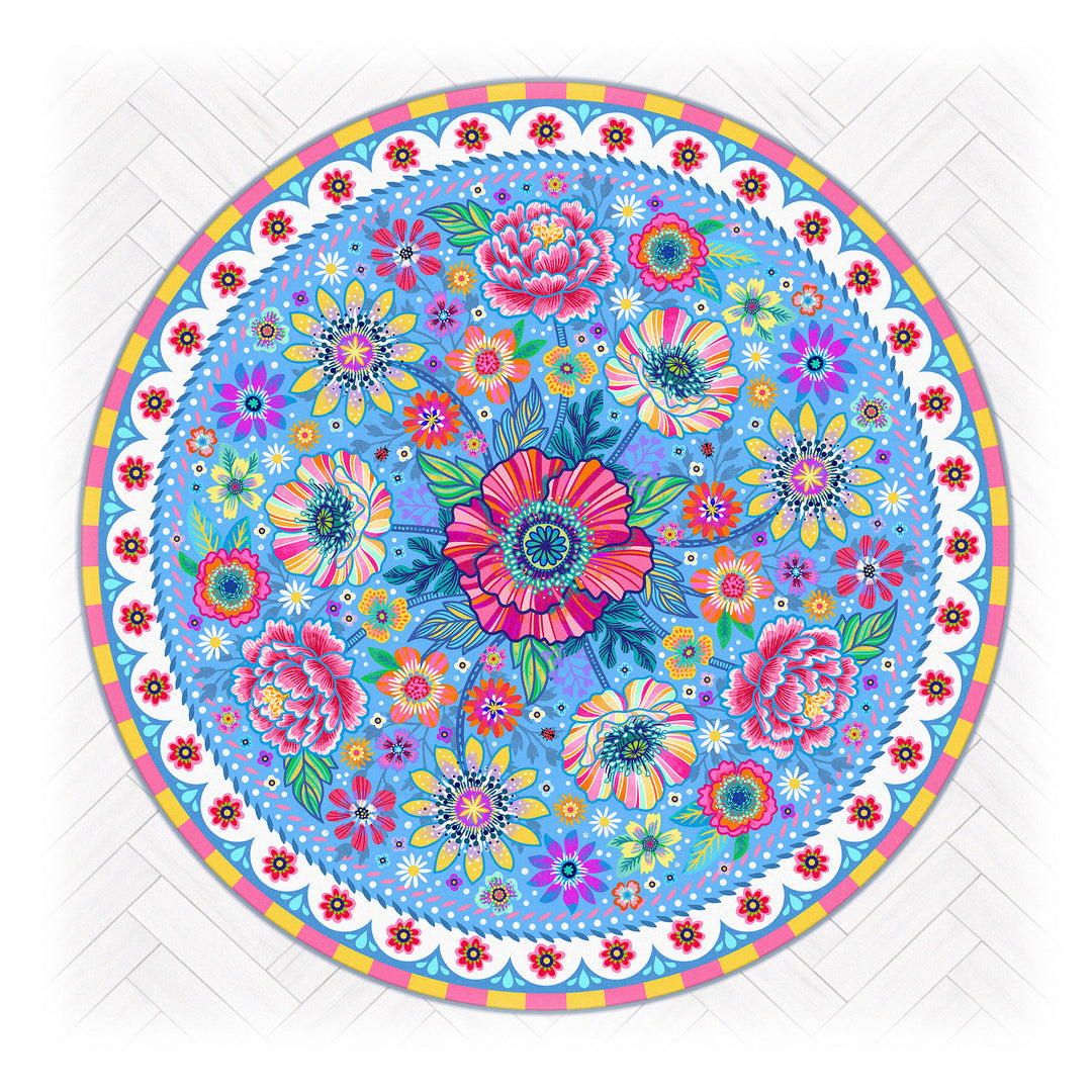 Superweicher runder Teppich im Design von Bine Brändle mit dem Motiv Blumenmeer in Hellblau, verspielt und harmonisch gestaltet.