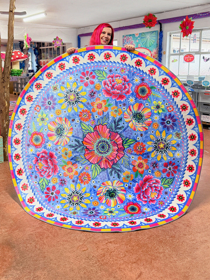 Superweicher runder Teppich im Design von Bine Brändle mit dem Motiv Blumenmeer in Hellblau, verspielt und harmonisch gestaltet.