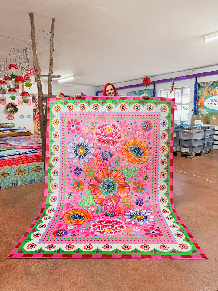 Superweicher Teppich im Design von Bine Brändle mit dem Motiv Blumenmeer Rosa, lebendig und dekorativ gestaltet.