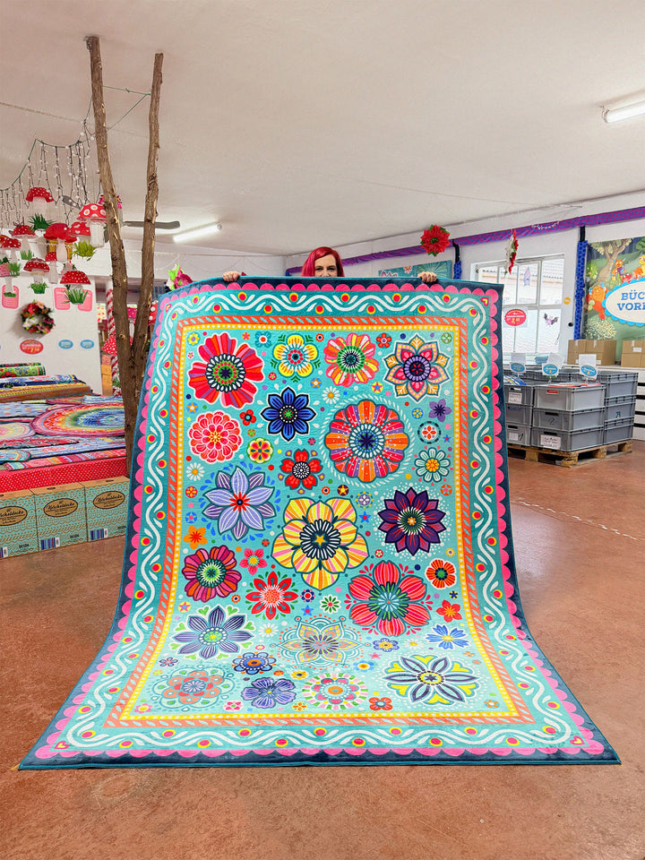 Superweicher Teppich im Design von Bine Brändle mit dem Motiv FLORA in Türkis, frisch und dekorativ gestaltet.
