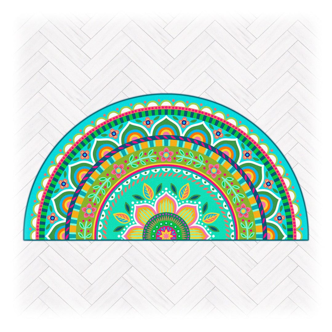 Superweiche Kuschelmatte im Design von Bine Brändle in halbrunder Form mit farbenfrohem Mandala-Bogen in Grün, Türkis, Gelb und Pink, dekorativ und lebendig gestaltet.