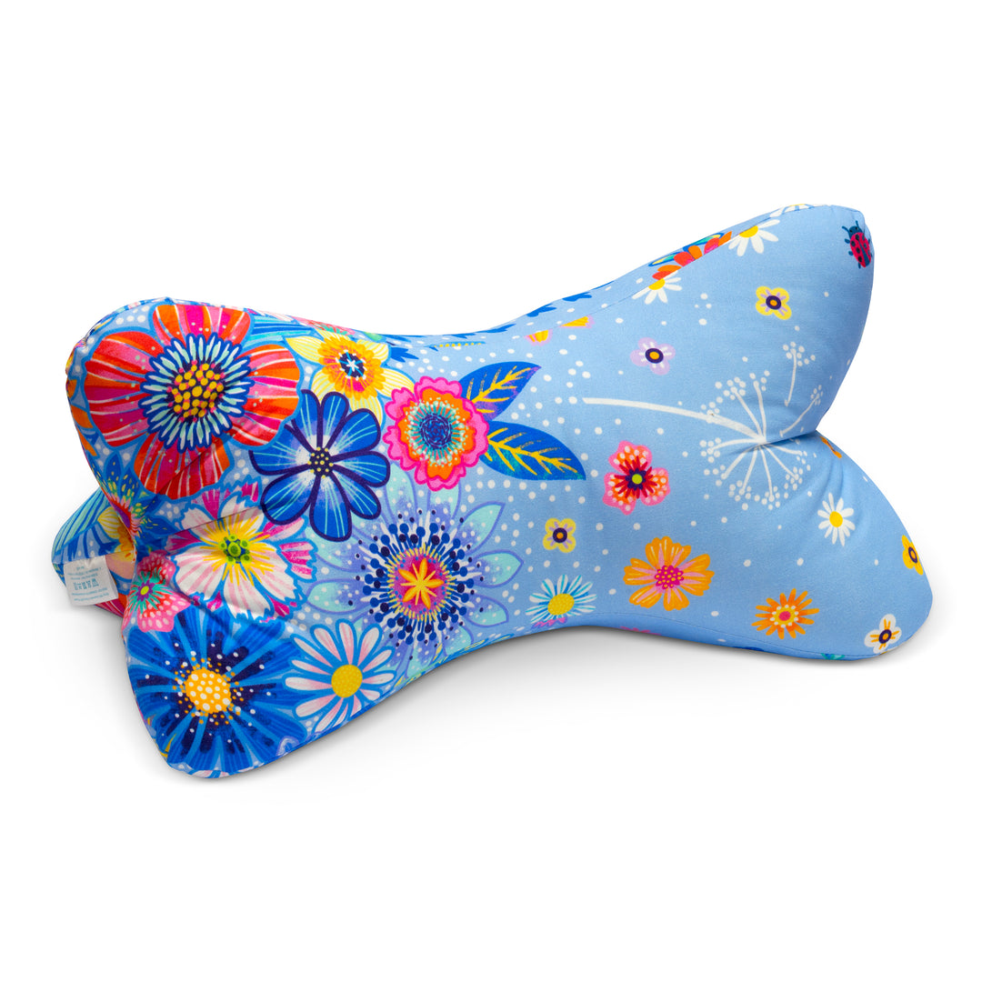 Leseknochen Blumenmeer Hellblau – ergonomisches Lesekissen im Design von Bine Brändle