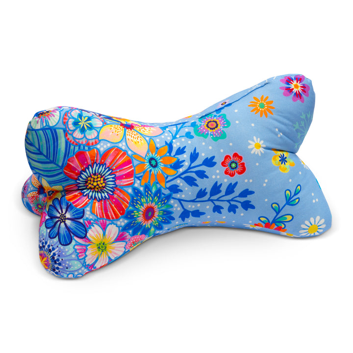 Leseknochen Blumenmeer Hellblau – ergonomisches Lesekissen im Design von Bine Brändle