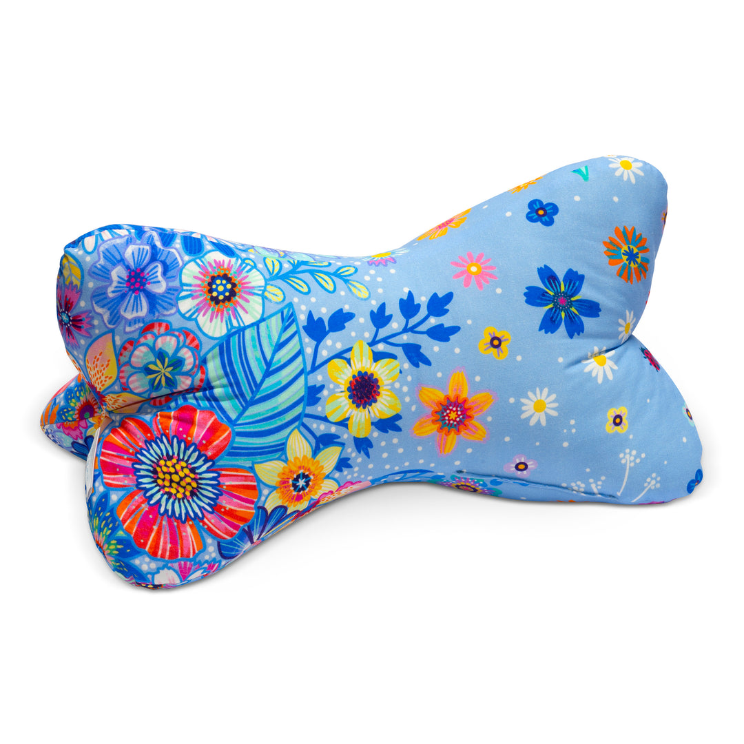 Leseknochen Blumenmeer Hellblau – ergonomisches Lesekissen im Design von Bine Brändle