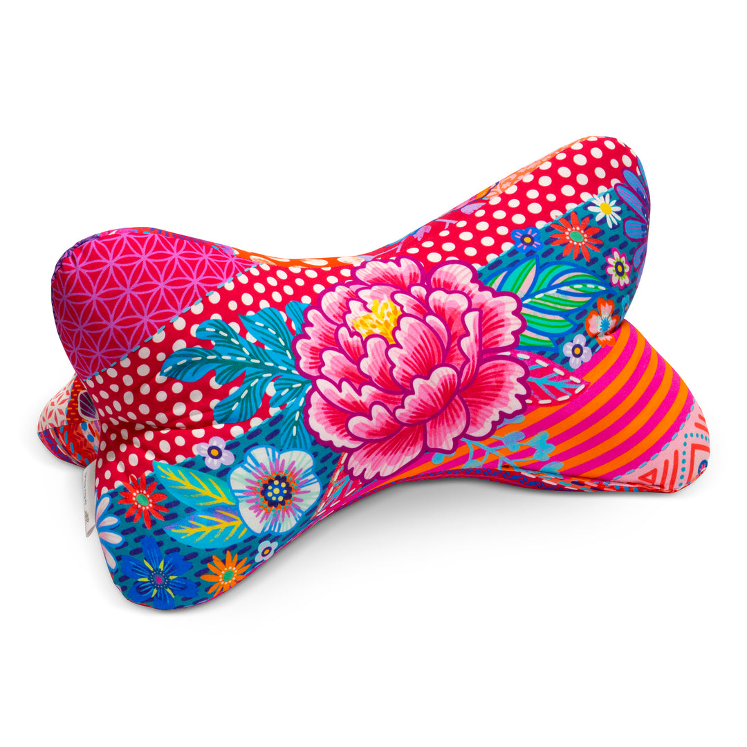 Leseknochen Patchwork Rot – ergonomisches Lesekissen im Design von Bine Brändle