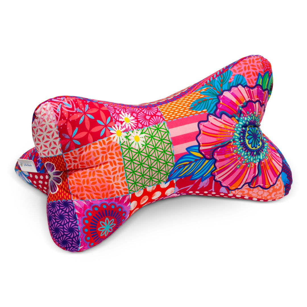 Leseknochen Patchwork Rot – ergonomisches Lesekissen im Design von Bine Brändle