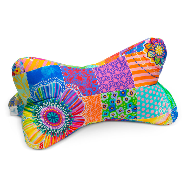 Leseknochen Patchwork Regenbogen 🌈 – ergonomisches Lesekissen im Design von Bine Brändle