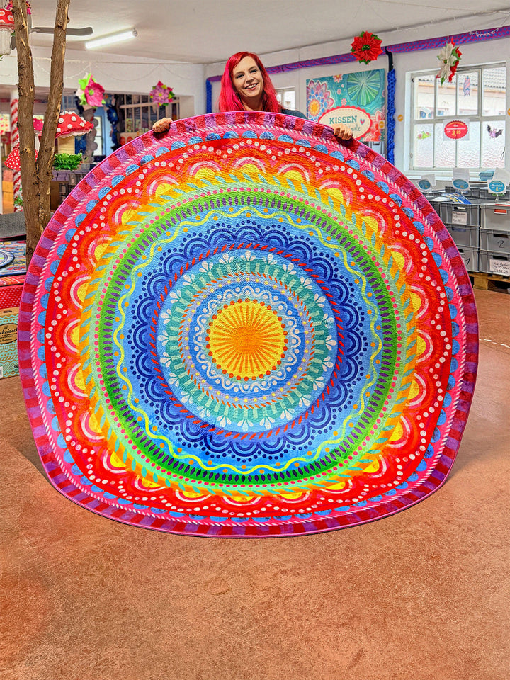 Superweicher runder Teppich im Design von Bine Brändle mit dem Motiv Regenbogenmandala, farbenfroh und harmonisch gestaltet.