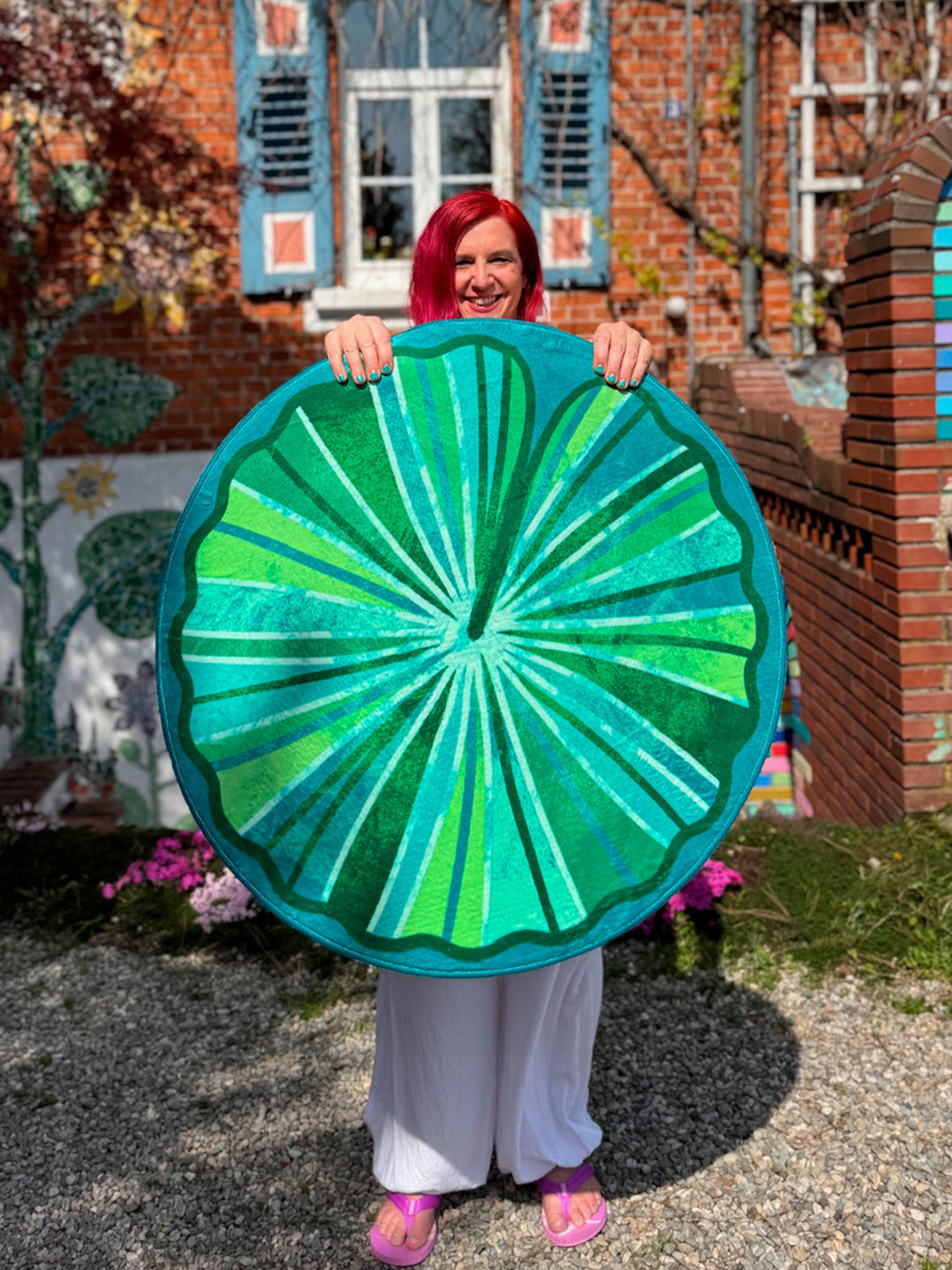 Superweicher Teppich im Design von Bine Brändle mit einem dekorativen Seerosenblatt-Motiv in weicher, natürlicher Optik.