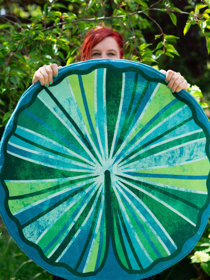 Superweicher Teppich im Design von Bine Brändle mit einem dekorativen Seerosenblatt-Motiv in weicher, natürlicher Optik.