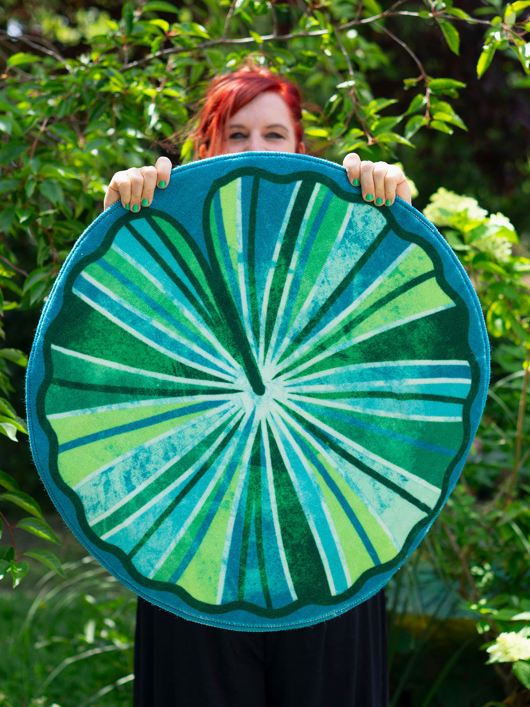 Superweicher Teppich im Design von Bine Brändle mit einem dekorativen Seerosenblatt-Motiv in weicher, natürlicher Optik.
