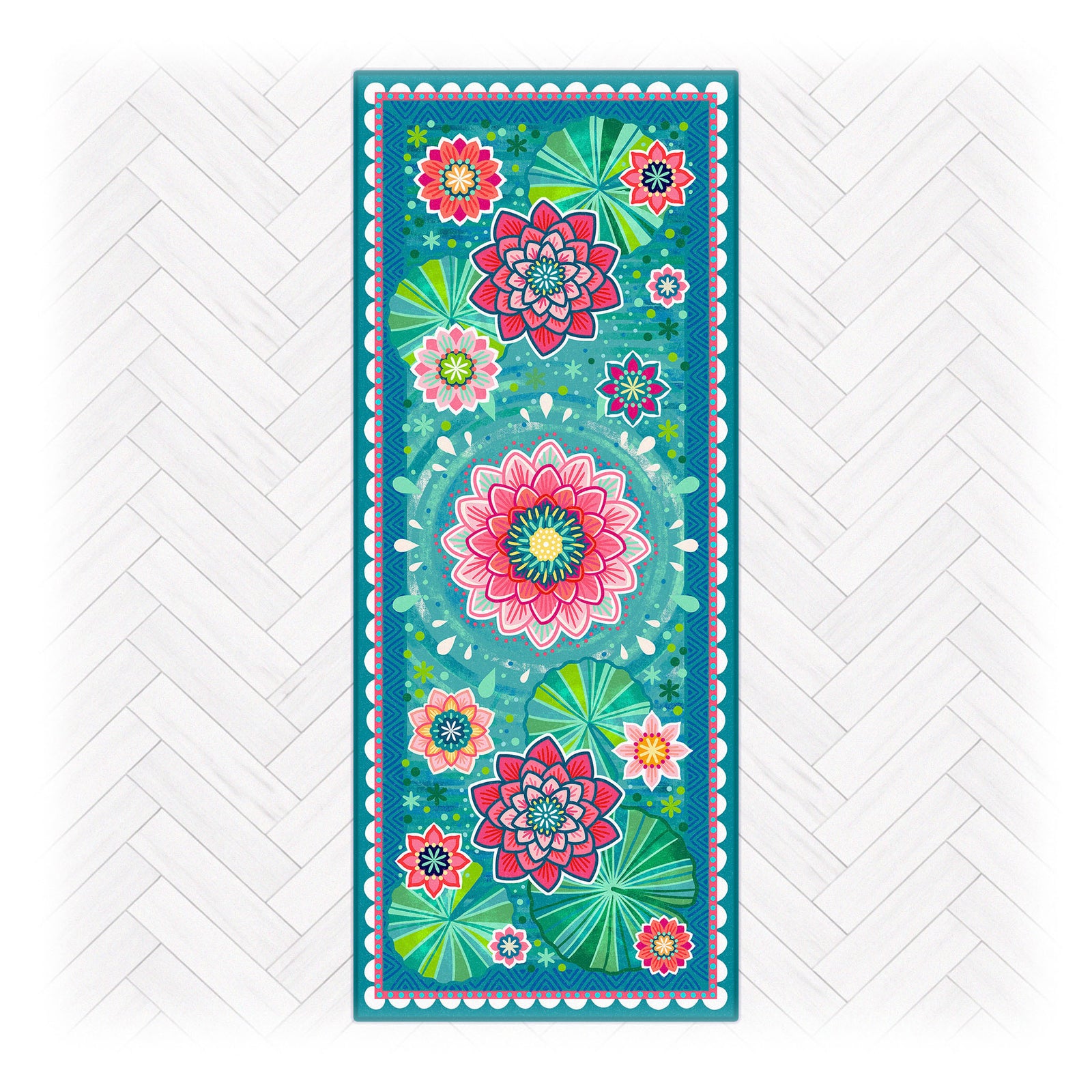 Superweicher Teppichläufer im Design von Bine Brändle mit dem Motiv Seerosenteich in grüner, natürlicher Optik.