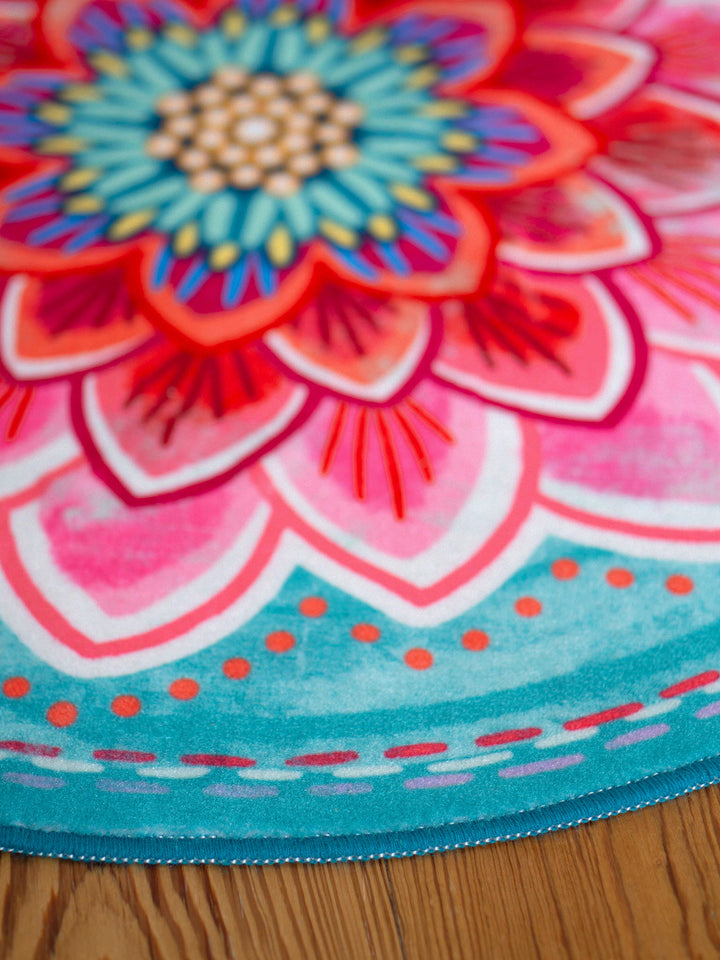 Superweicher Teppich im Design von Bine Brändle mit einem dekorativen Seerosenblatt-Motiv in weicher, natürlicher Optik.