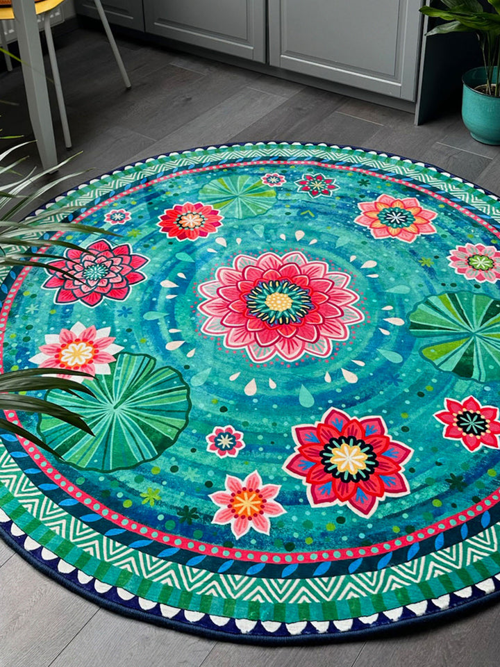 Superweicher Teppich im Design von Bine Brändle mit einem grünen Seerosenteich-Motiv in natürlicher, harmonischer Optik.