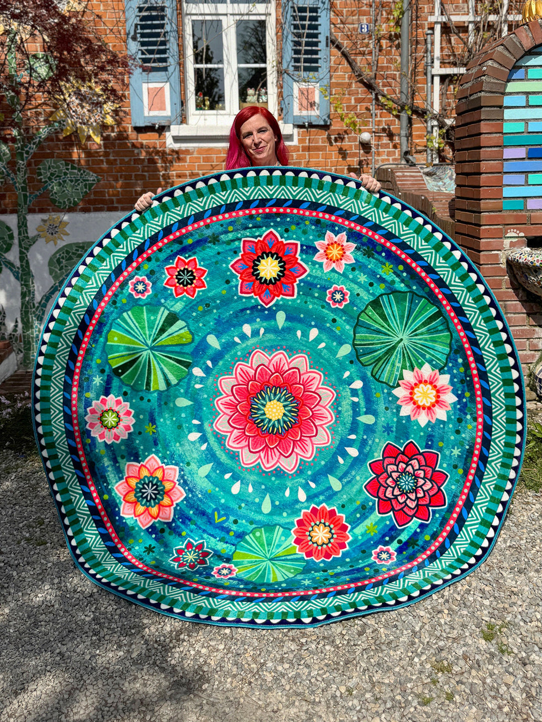Superweicher Teppich im Design von Bine Brändle mit einem grünen Seerosenteich-Motiv in natürlicher, harmonischer Optik.