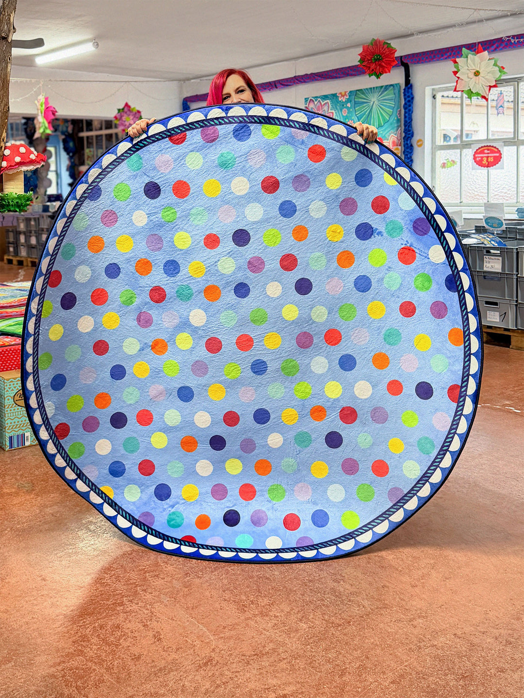 Superweicher Teppich im Design von Bine Brändle mit dem Motiv Konfetti in fröhlicher, farbenfroher Optik.