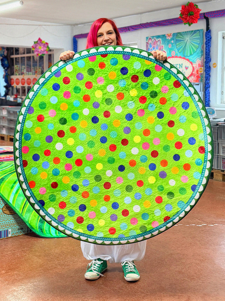 Superweicher Teppich im Design von Bine Brändle mit dem Motiv Konfetti in fröhlicher, farbenfroher Optik.