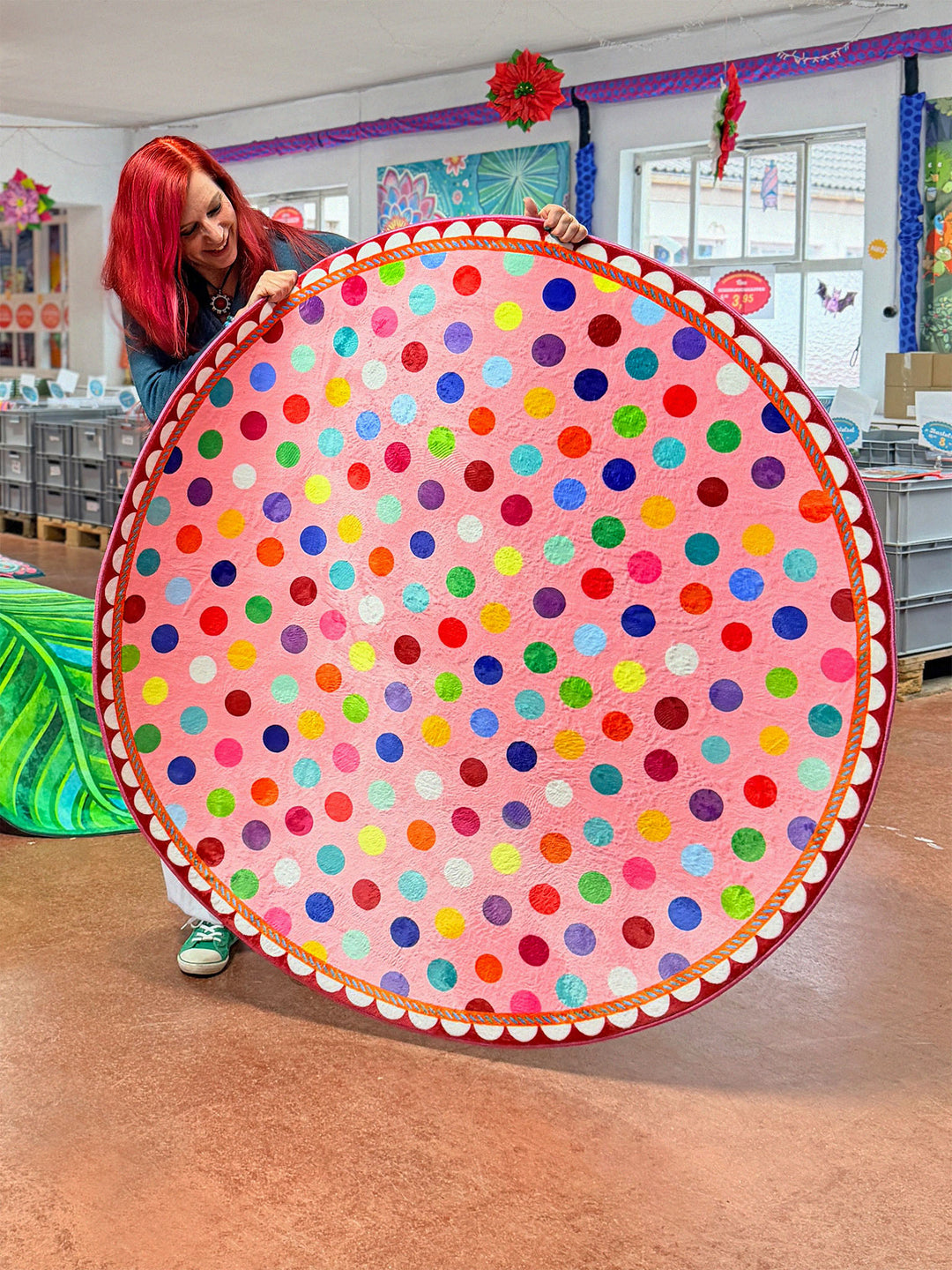 Superweicher Teppich im Design von Bine Brändle mit dem Motiv Konfetti in fröhlicher, farbenfroher Optik.