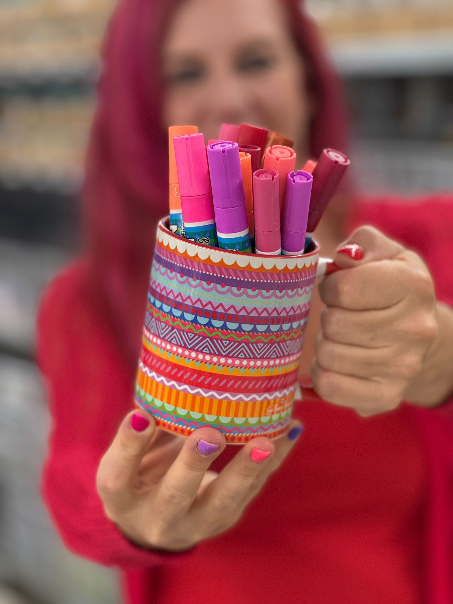 Bine Brädnle hält eine Tasse mit Multimarkern