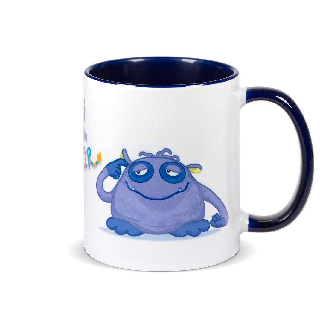 Keramiktasse mit dunkelblauem Henkel und dunkelblauem Innenrand, Motiv zeigt das blaue Monster „Dösi“ vollständig von vorne.