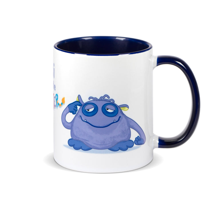 Keramiktasse mit dunkelblauem Henkel und dunkelblauem Innenrand, Motiv zeigt das blaue Monster „Dösi“ vollständig von vorne.
