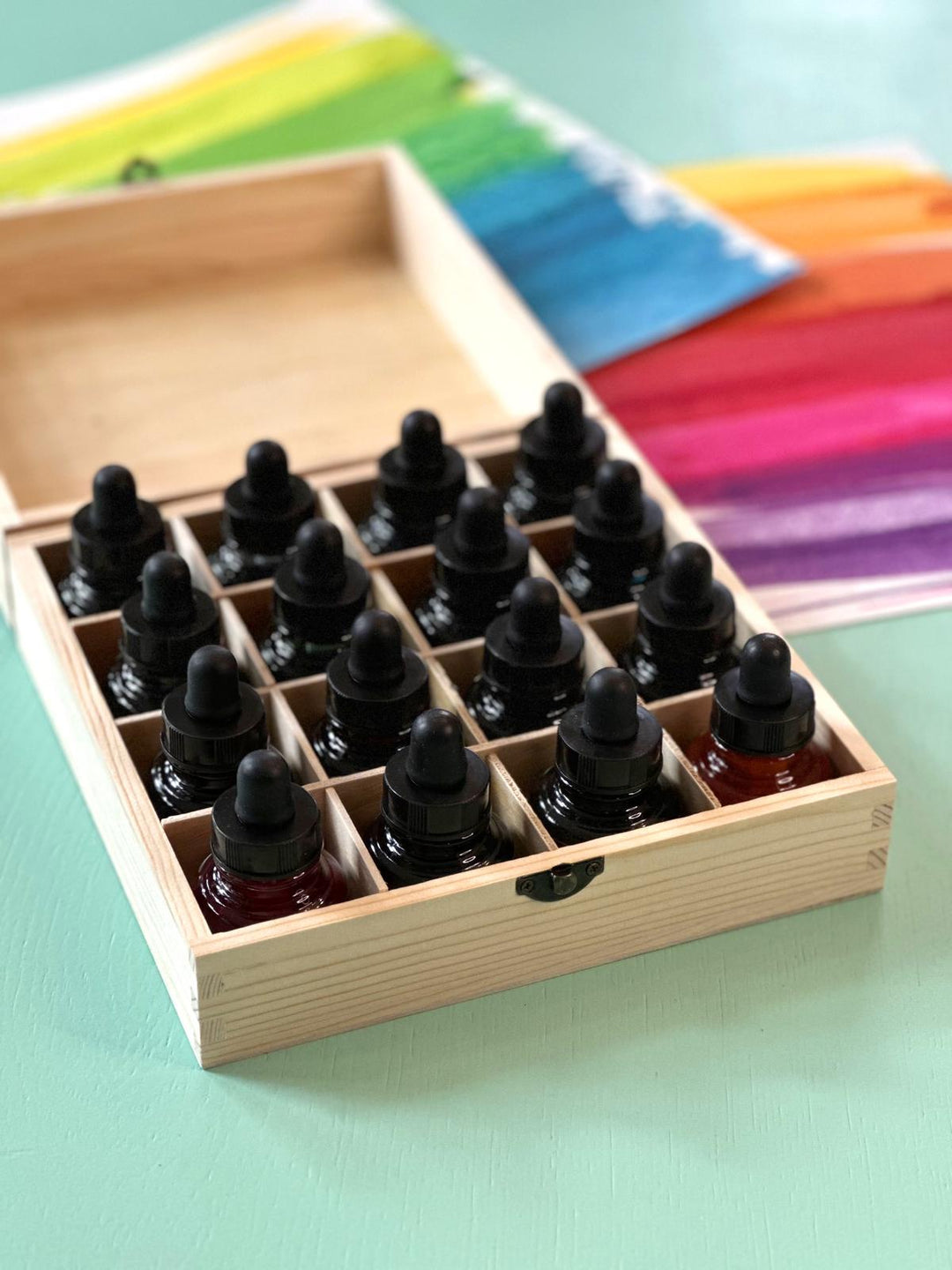 DESDA Flüssigwasserfarben Set mit 16 Farben in Holzkiste